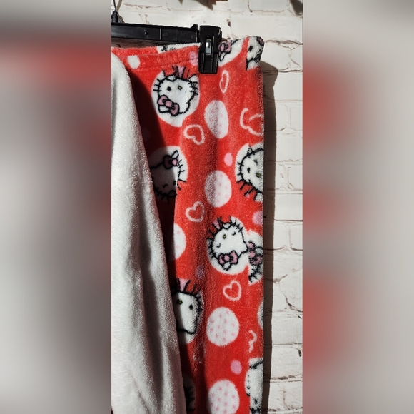 DONATED Sanrio Hello Kitty Cuter Than Cute Fuzzy Pajama Set Size Large GUC - Picture 6 of 6